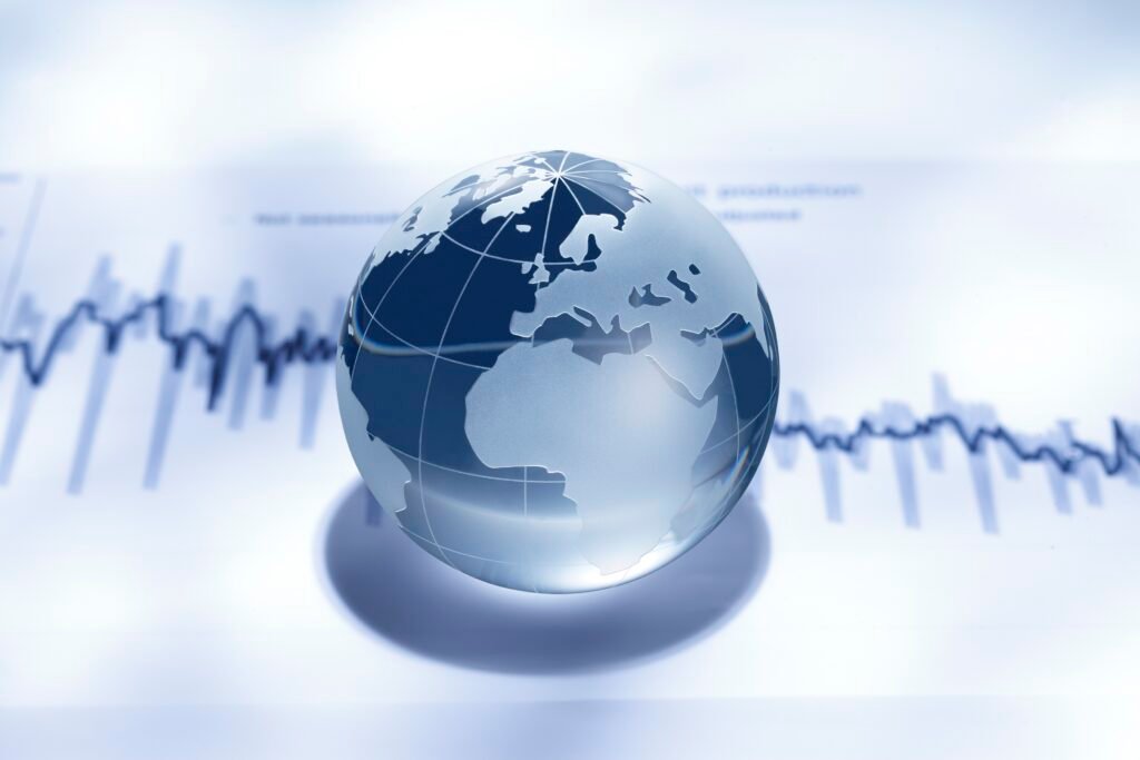 Illustration showing two arrows pulling a globe in opposite directions, labeled "Geopolitical Fragmentation" and "Technological Resilience"