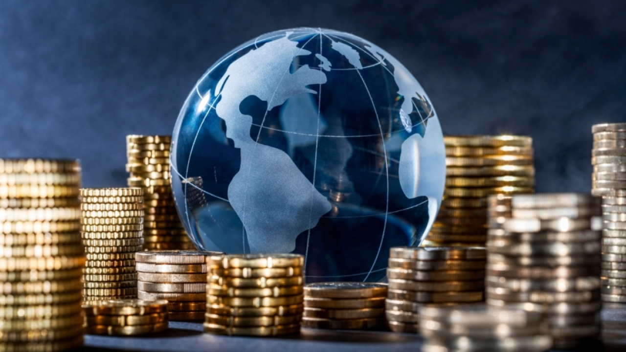 Illustration showing two arrows pulling a globe in opposite directions, labeled "Geopolitical Fragmentation" and "Technological Resilience"